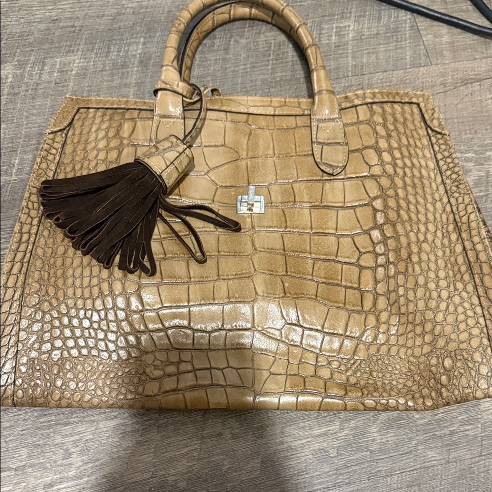 Chic Tan Crocodile-Embossed Tote Bag with Tassel